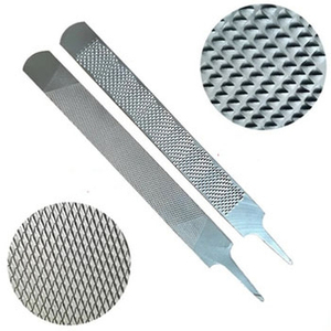 Raspador de pezuñas de lujo forjado, herramienta de herrador con textura de doble filo para un modelado suave y preciso, y una longevidad inigualable. Certificado Tegra. - Product Image 1