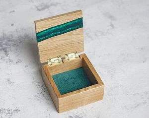 Caja de anillos de lujo de epoxi y madera. Lindo soporte para anillos de compromiso de resina. Estuche compacto y personalizado para anillos, ideal para regalo. - Product Image 3