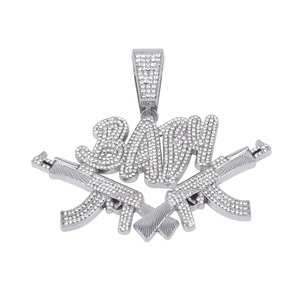 Colgante de Doble Pistola con Incrustaciones de Diamantes, Cadena de Aleación Chapada en Oro Elegante para Hombres y Mujeres, Estilo Hip-Hop, Moda Urbana, Tendencia Rap - Product Image 2