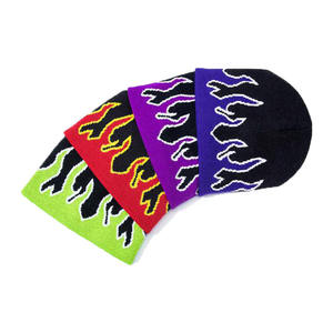 Bonnet en tricot unisexe avec motif flamme brodé sur fond noir et motifs colorés pour un style décontracté et urbain - Product Image 2
