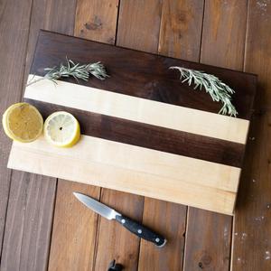 Planche à découper rectangulaire personnalisée en bois de noyer et d'érable, écologique, polie, avec monogramme, cadeau de mariage pour les couples - Product Image 2