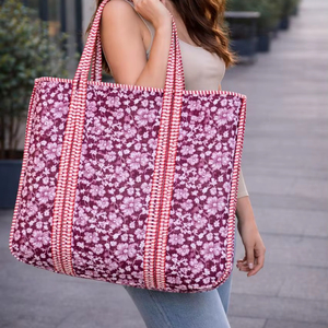Sac fourre-tout personnalisé pour femme, doublure en coton matelassé avec imprimé bloc, options de vente en gros pour organisateur lavable, idéal pour les voyages et le shopping, différentes tailles - Product Image 1