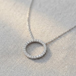 Pendentif minimaliste en argent 925 avec moissanite, cercle ouvert, taille brillant rond, breloque géométrique solitaire, bijou pour usage quotidien - Product Image 3