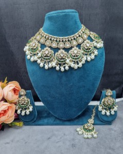 Collier élégant à motif Chandbali avec boucles d'oreilles et mangtika pour femmes, ensemble de bijoux ethniques traditionnels pour réceptions, fabriqué par un fabricant. - Product Image 2