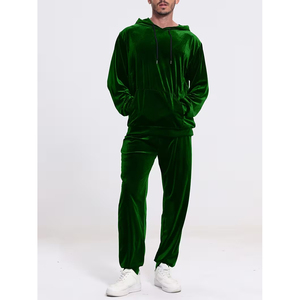 Ensemble de survêtement en velours pour homme avec une texture de tissu riche pour un style élégant en hiver - Product Image 1