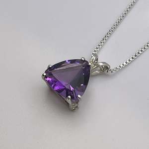 Collar con colgante elegante vintage de plata de ley chapada en oro con amatista tallada en trillón para mujer, regalo de joyería con piedra de nacimiento de febrero - Product Image 2