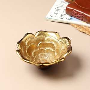 Bol en céramique en forme de fleur dorée et argentée 14 cm, fait main, plat de service décoratif glamour - Product Image 4