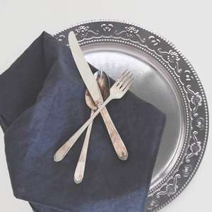 Plato base plateado, Plato base decorativo, Plato base metálico, Plato base para boda, Bandeja redonda plateada, Grabado en relieve - Product Image 4