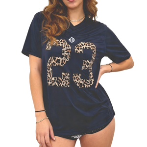 Jersey de Fútbol Americano Personalizable para Mujer, Cuello en V, Malla, Diseño de Leopardo con Número, Estilo Urbano, Corte Holgado, Top Deportivo, Proveedor OEM ODM - Product Image 5