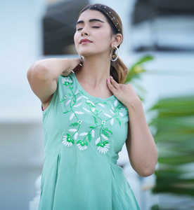 เสื้อแขนกุดทรงปกติสำหรับผู้หญิง สีเขียว ผ้าเรยอน แต่งลายปัก คอทรงกลม ออกแบบมาเพื่อการสวมใส่ลำลองในฤดูร้อนทั่วโลก - Product Image 5