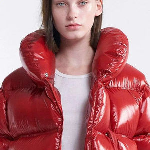 Chaqueta de Diseñador Personalizada de Alta Calidad para Mujer, Chaqueta Acolchada con Cierre, Chaqueta de Invierno con Efecto Burbuja Brillante, Tejida e Impresa - Product Image 2