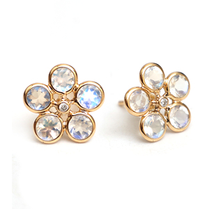 Boucles d'oreilles clous florales en pierre de lune arc-en-ciel naturelle et diamant en or jaune massif 18 carats – Serties clos en or, avec halo de fleurs en pierres précieuses rondes - Product Image 2