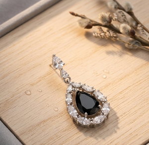 ต่างหูทรงหยดน้ำสีดำออนิกซ์ ยาว 5 นิ้ว รูปทรงลูกแพร์ ประดับเพชร CZ เงินแท้ 925 ชุบทอง 18K - Product Image 3