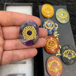 Cristaux de pierres précieuses polies de haute qualité, ensemble de 7 chakras gravés, pierres anti-stress mascotte de l'amour, pour la guérison Reiki, la méditation et le Feng Shui, cadeau - Product Image 5