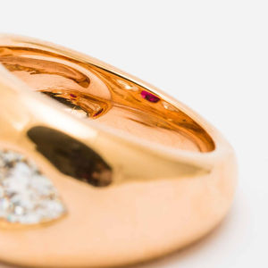 แหวนทองคำขาว 14K โรสโกลด์ ประดับทับทิมทรงโดม 2.40 กะรัต และเพชรทรงลูกแพร์เพาะเลี้ยง แหวนหมั้นทองคำขาว เครื่องประดับชั้นดี - Product Image 4