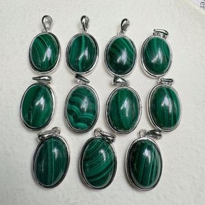 Pendentif ovale en malachite naturelle, charme classique en argent 925, pendentif - Bijoux en pierres précieuses faits à la main - Product Image 3