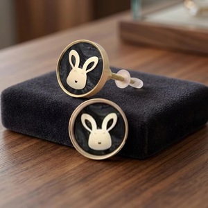 Bouton de meuble rond en laiton motif lapin, design marbre noir, poignée de tiroir contemporaine, accessoire de mobilier moderne et durable pour enfants - Product Image 1
