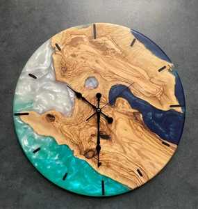 Horloge murale nordique en résine époxy turquoise, moderne et abstraite, en rond de bois naturel, pour la décoration de cuisine - Product Image 2