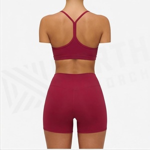 Ensemble de yoga 2 pièces : Haut dos nu à col en V profond et short taille haute froncé, couleur bordeaux unie, sans couture, vêtements de sport - Product Image 2