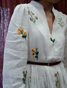 Elegante Vestido Maxi de Algodón Blanco Bordado a Mano con Vibrantes Motivos Florales, Vestido Bohemio de Manga Larga con Corte en A y Volantes - Product Image 6