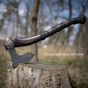 Hache de combat de style Viking en acier à haute teneur en carbone, fabriquée à la main, manche en bois, fourreau en cuir, personnalisable, vente en gros, couteaux de survie Viking - Product Image 2