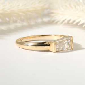 Bague de fiançailles en or massif 10K 14K 18K avec diamant taille baguette conique cultivé en laboratoire, couleur E, clarté VVS, bijoux fins en diamant certifiés IGI - Product Image 4