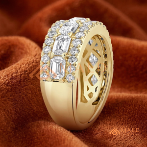 Anillo de compromiso y aniversario de moissanita con tres filas de diamantes de moissanita talla esmeralda y redondos, de lujo, dorado y brillante, para ella. - Product Image 2