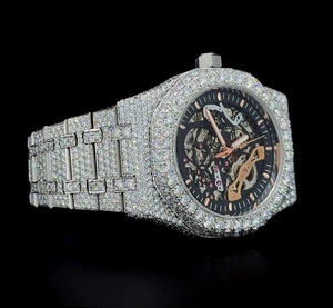 Reloj Clásico con Movimiento Automático y Completamente Cubierto de Moissanita - Product Image 1