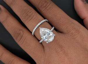 Anillo de Compromiso y Boda de Lujo con Diamante Cultivado en Laboratorio de 5 Quilates con Corte Pera, Certificado IGI, Banda Pavé de Oro Blanco de 14K para Mujer, Ideal para Fiestas y Regalos - Product Image 4