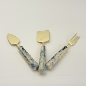 ชุดชีสสแตนเลสคุณภาพวินเทจพร้อมด้ามจับเรซิ่น มีดชีส ของตกแต่งโต๊ะครัว อุปกรณ์ตัดเนยและพิซซ่า - Product Image 5