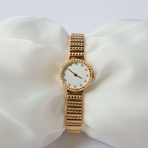 Nuevo Reloj de Cuarzo para Mujer, Estilo Simple y Moderno, Corte de Rombo Artístico, Diseño Exclusivo de Lujo Ligero, Caja de Latón, Acrílico - Product Image 3