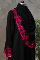 Abaya noire avec broderie florale rose, robe longue pour femme, style cape, vêtement tendance