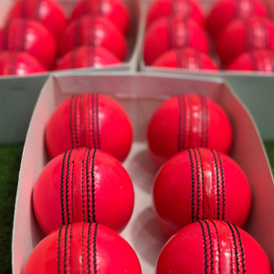 Balle de cricket en cuir rouge cousue à la main, balle dure pour l'entraînement et les matchs professionnels - Product Image 2