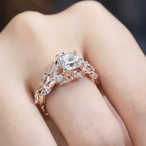 Anillo de compromiso con diamante talla cojín, chapado en oro rosa, engaste de puntas, joyería fina clásica para mujer - Product Image 3