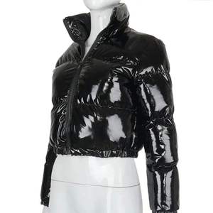 เสื้อแจ็คเก็ตผู้หญิงสีดำ หนัง PU แบบเย็บลาย  แขนยาว คอตั้ง ปิดด้วยซิป  สำหรับฤดูหนาว สีพื้น  ความยาวสั้น  บุผ้าหนา  ทรงปกติ - Product Image 6
