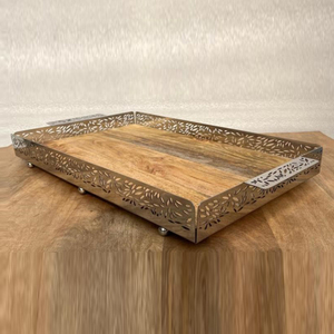 Bandeja rectangular de madera con bordes metálicos plateados con diseño de palmera y patas de bola, perfecta para decoración tropical del hogar y para servir. - Product Image 2