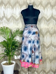 Falda Larga Nivisaa Hecha a Mano en India con Patrón Floral de Seda Reciclada, Cinturón Reversible, Vestido Maxi Transpirable para Uso Casual en Todas las Estaciones - Product Image 2