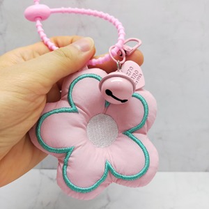 Adorables llaveros de peluche con forma de flor, un accesorio adorable para realzar tus bolsos o llaves. - Product Image 5