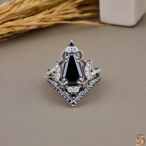 Anillo de Compromiso Gótico con Moissanita Negra Corte Ataúd – Anillos de Boda Góticos Alternativos - Product Image 1