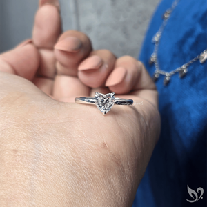 แหวนเพชรทรงหัวใจ 1 กะรัต ได้รับการรับรองจาก IGI เพชรเพาะเลี้ยงในห้องปฏิบัติการ แหวนหมั้นทองคำแท้ 10K ประดับเพชรเม็ดเดี่ยวทรงโซลิแทร์ พร้อมวงแหวนรอบเพชรแบบซ่อน - Product Image 5