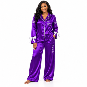 Ensemble de pyjama en satin pour femmes NCNW Sorority, manches longues, boutonné, brodé, deux pièces, violet avec bordure blanche, ensemble de détente - Product Image 1