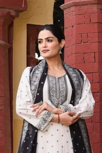 ชุดเซราฟ่า โรซ่า คอลเลคชั่นพรีเมียม ผ้าชุดฤดูร้อนแบบยังไม่เย็บติดกัน - ขายส่งชุดพื้นเมืองแบบดั้งเดิม - วัสดุชุดสไตล์ปากีสถาน - Product Image 4