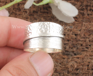 Anillo de Plata de Ley 925 Hecho a Mano con Bisel Martillado, Anillo Minimalista Apilable para Hombre y Mujer, Plata Artesanal - Product Image 2