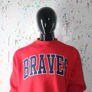 Sudadera BRAVES RED con Cuello Alto, 100% Algodón, Apliques Bordados en Azul, Cuello Ancho, URBAN PRODUCTIONS - Product Image 4