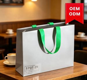 ถุงกระดาษช้อปปิ้งสีดำหรูหราแบบ OEM พิมพ์โลโก้ UV ตามสั่ง ถุงของขวัญแฟชั่น บรรจุภัณฑ์คุณภาพพรีเมียมสำหรับร้านค้าปลีก - Product Image 1