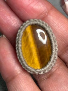 Pulsera de Macramé Hecha a Mano con Ojo de Tigre, Cordón Blanco, Diseño Floral Intrincado, Gema Natural, Joyería Boho con Cristales Curativos - Product Image 3