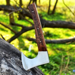 Hacha de acero forjada a mano con mango de madera y funda de cuero para partir leña - Product Image 6