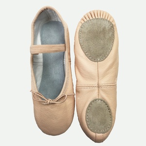Chaussons de danse pour femmes en rose pâle avec empeigne en satin, doublure en coton, semelle extérieure en caoutchouc, talon plat et semelle fendue - Product Image 4