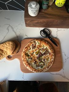 Planche à découper en bois massif avec poignée, épaisseur 1,5 cm, compatible lave-vaisselle, pour viande, fromage, légumes et fruits, usage en cuisine - Product Image 3
