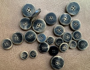 Boutons en corne de buffle polis à la main, couleur naturelle, pour vêtements, jeans, sacs, fabriqués en Inde - Product Image 1